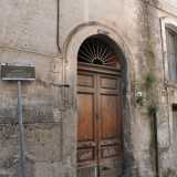 Torniamo sui nostri passi per raggiungere piazza Garibaldi dove incontriamo l'esperto speleologo locale Cosimo Mottolese: � lui a guidarci in via Messapia, verso la chiesa rupestre di Sant'Antonio Abate, situata sotto l'ex ospedale Pagliari e risalente al X secolo
